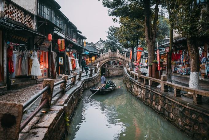 两名男孩偷走柯基后，卖给狗肉车落入狗贩子手里，女生及时赎回来
